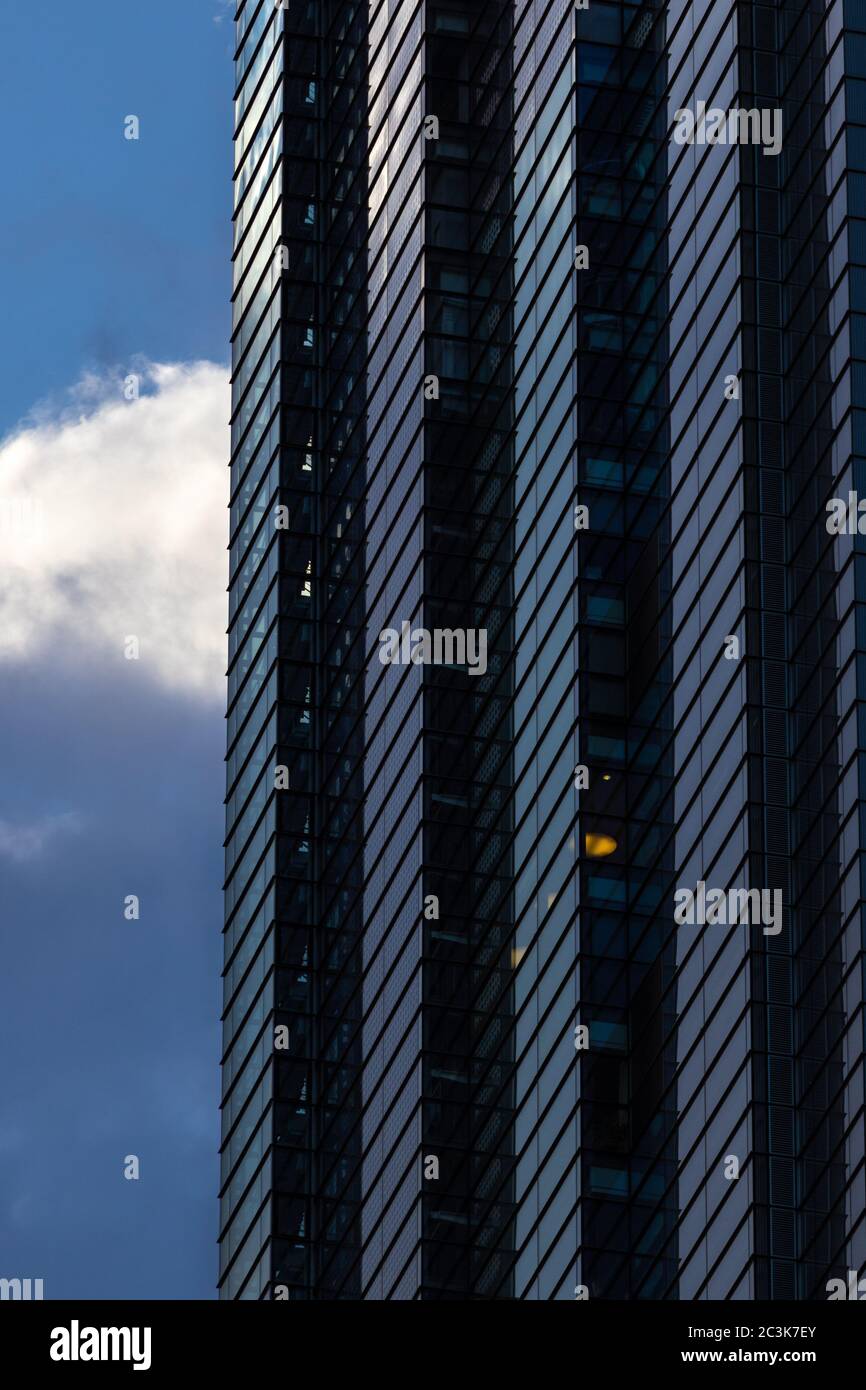Dettaglio architettonico astratto con linee verticali e diagonali, Heron Tower, Bevis Marks, City of London Foto Stock Dettaglio architettonico astratto con linee verticali e diagonali, Heron Tower, Bevis Marks, City of London Foto Stock