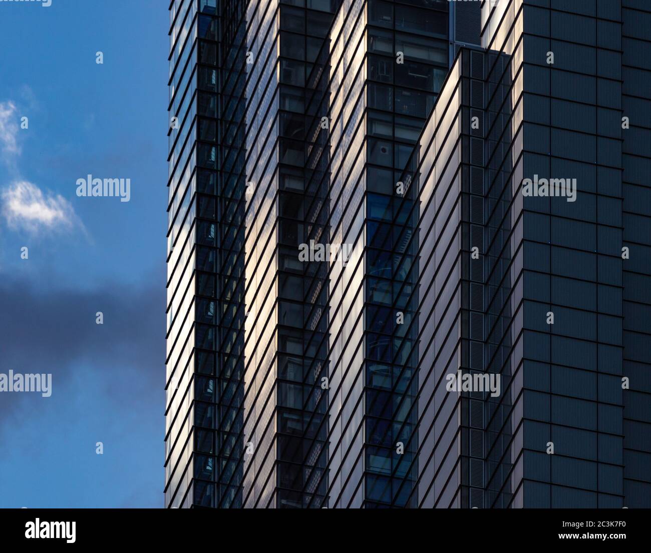 Dettaglio architettonico astratto con linee verticali e diagonali, Heron Tower, Bevis Marks, City of London Foto Stock Dettaglio architettonico astratto con linee verticali e diagonali, Heron Tower, Bevis Marks, City of London Foto Stock