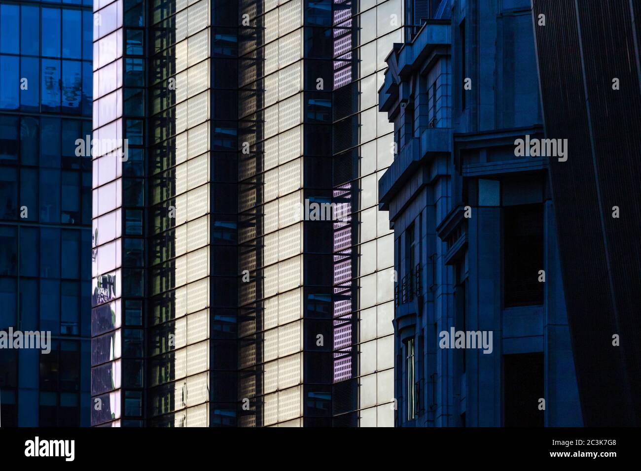 Luce riflessa e ombra nella città di Londra. La vista lungo Bevis Marks verso Bishopsgate con Heron Tower. Foto Stock