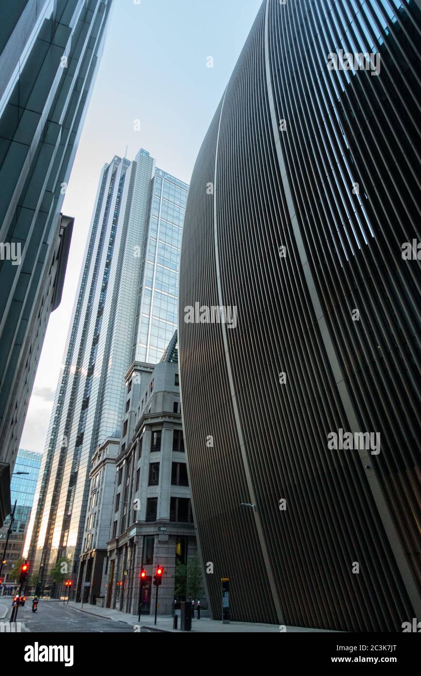La vista lungo Bevis Mark Stoward Bishopsgate con 70 St Mary Axe e Heron Tower nella città di Londra Foto Stock La vista lungo Bevis Mark Stoward Bishopsgate con 70 St Mary Axe e Heron Tower nella città di Londra Foto Stock