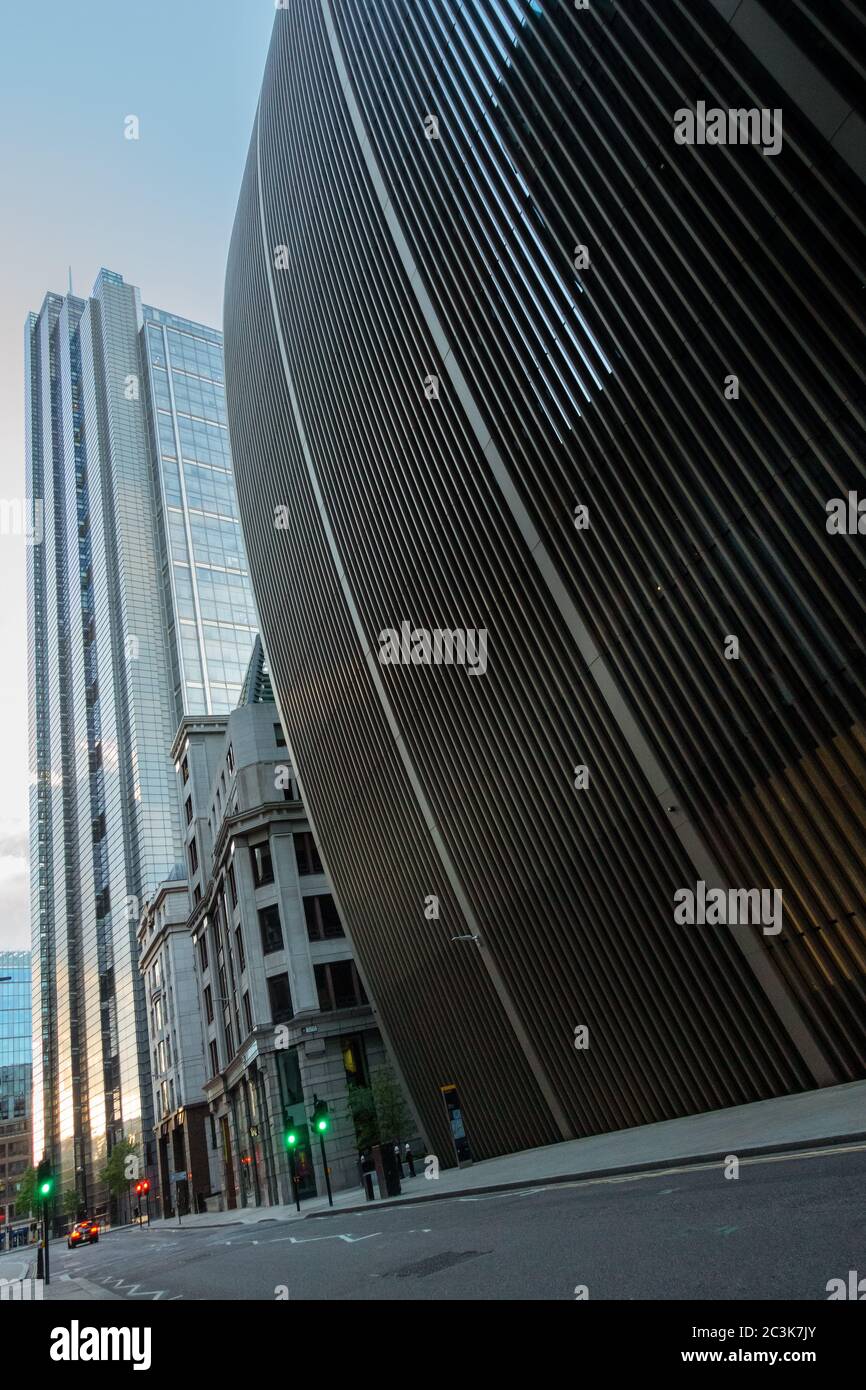 La vista lungo Bevis Mark Stoward Bishopsgate con 70 St Mary Axe e Heron Tower nella città di Londra Foto Stock La vista lungo Bevis Mark Stoward Bishopsgate con 70 St Mary Axe e Heron Tower nella città di Londra Foto Stock