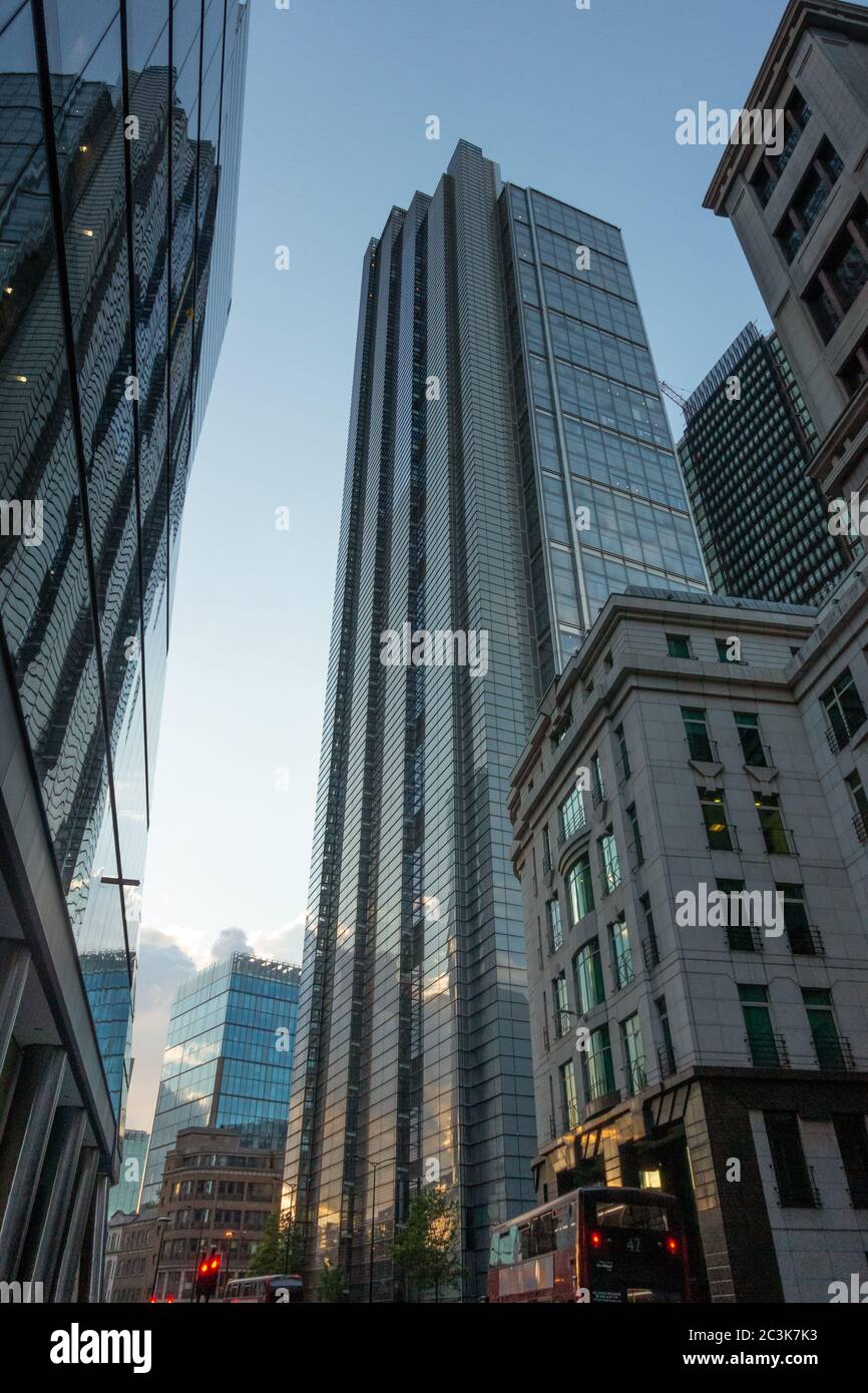 La vista lungo Bevis Marks verso Bishopsgate con Heron Tower nella città di Londra Foto Stock La vista lungo Bevis Marks verso Bishopsgate con Heron Tower nella città di Londra Foto Stock