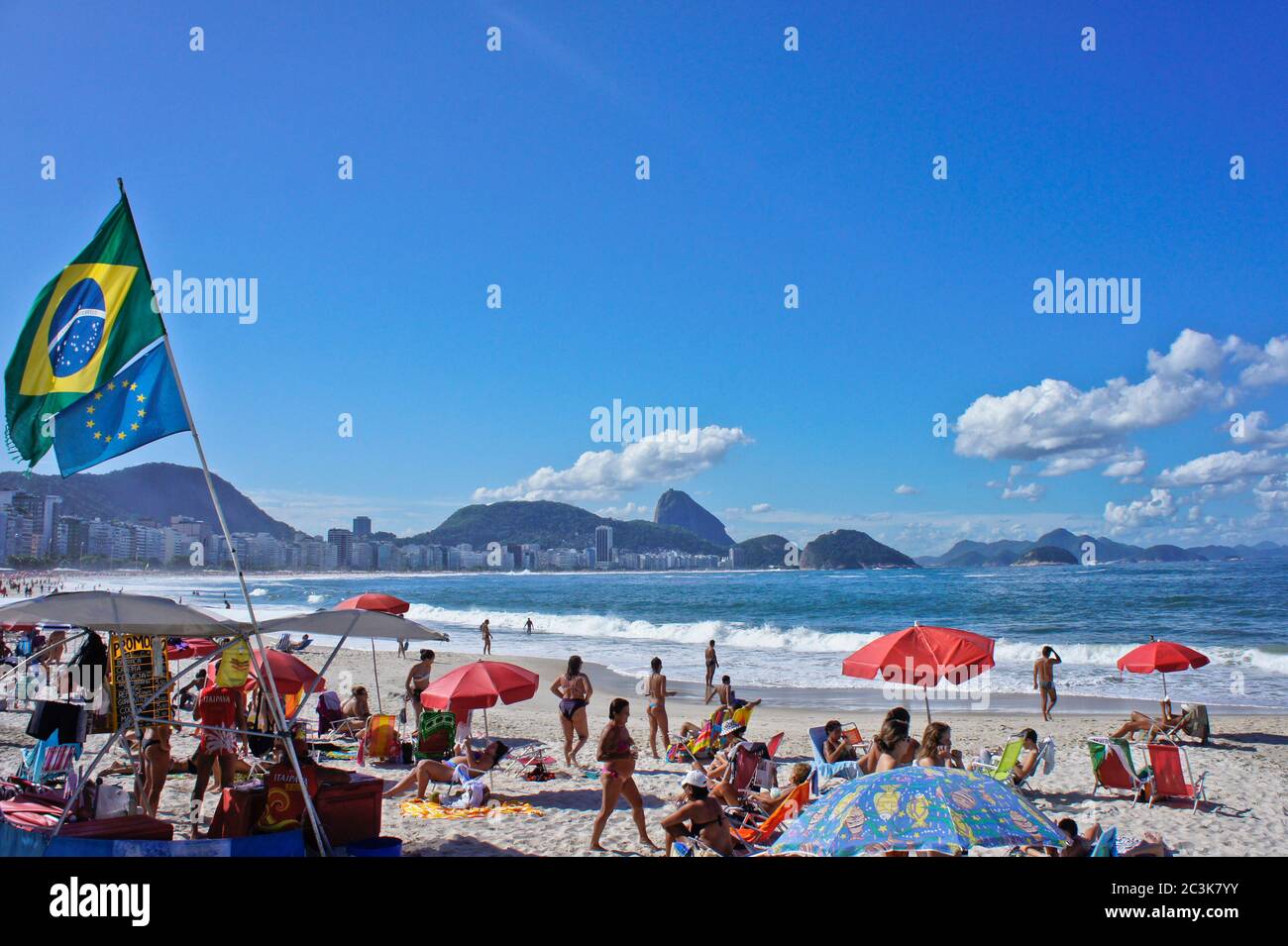 Rio de Janeiro, spiaggia di Copacabana vista soleggiata giorno, Brasile, Sud America Foto Stock