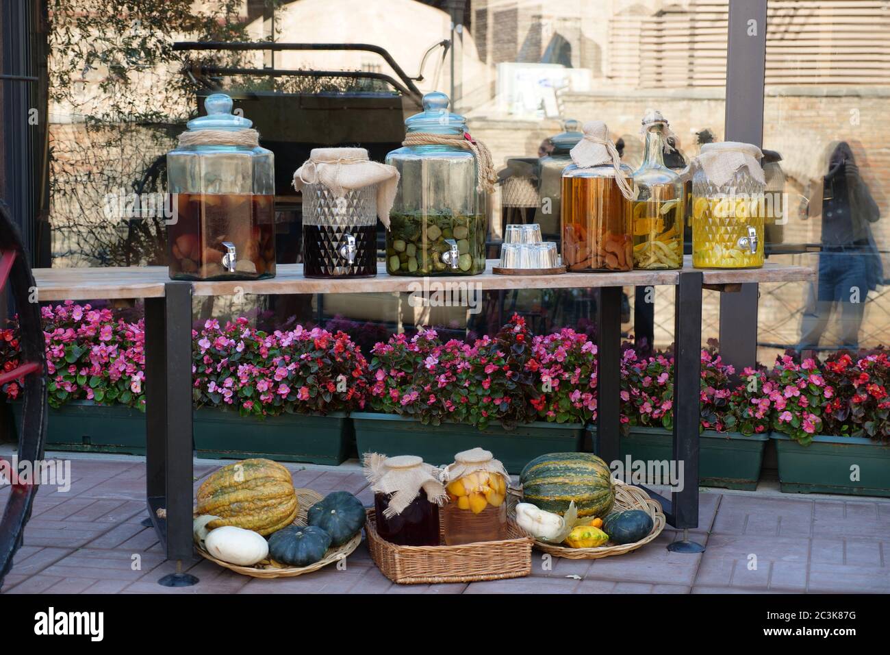 Un vaso di fiori che si trova sulla cima di un edificio indefinito Foto Stock