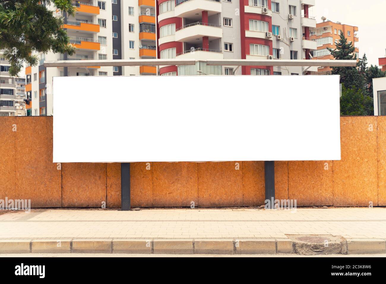 Cartelloni nella strada della città. Cartelloni vuoti per la pubblicità. Foto Stock
