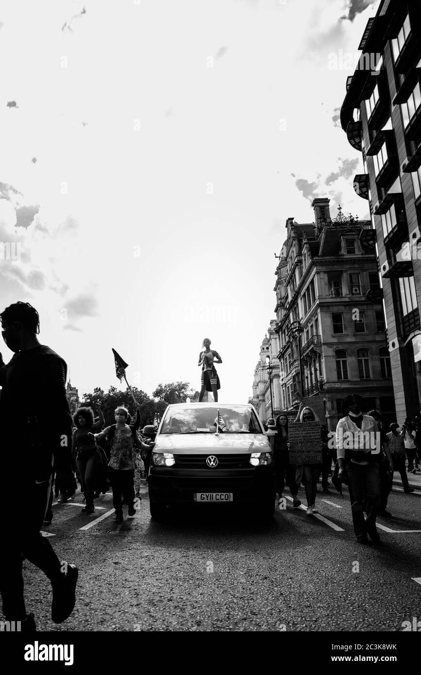 Londra / UK - 06/20/2020: Bella ragazza con megafono in piedi sulla cima del furgone di fronte alla folla enorme di Black Lives conta dimostranti lui Foto Stock