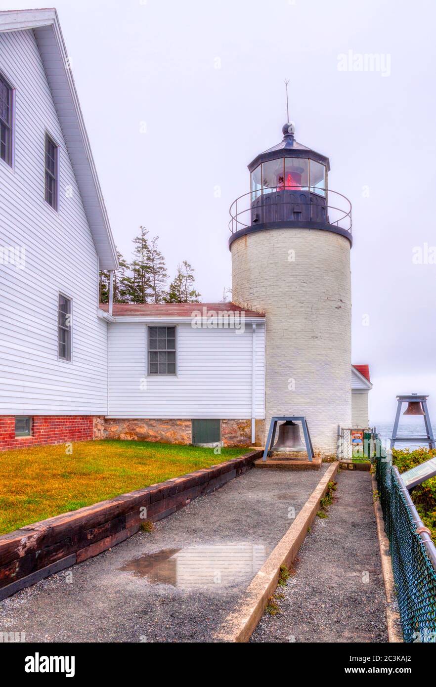 Faro di Bass Harbor Head a Mount Desert Island, Maine. Costruito nel 1858, questo faro si aggrava a una scogliera di roccia rossa sull'isola del Monte Desert. Foto Stock