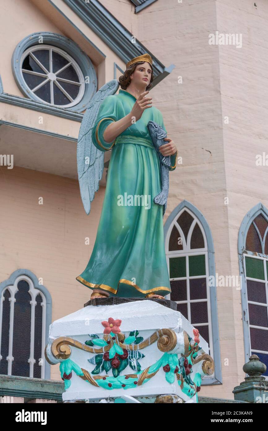 Chiesa cattolica di Iglesia de San Rafael Arcángel a Zarcero, Costa Rica. La Chiesa è fatta di legno ma coperta di stagno per proteggere la struttura molto vecchia. Foto Stock