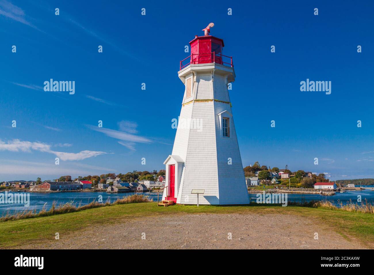 Faro di Mulholland Point sull'isola di Campobello, New Brunswick, Canada, appena oltre il confine da Lubec, Maine. Fu costruito nel 1885. Foto Stock