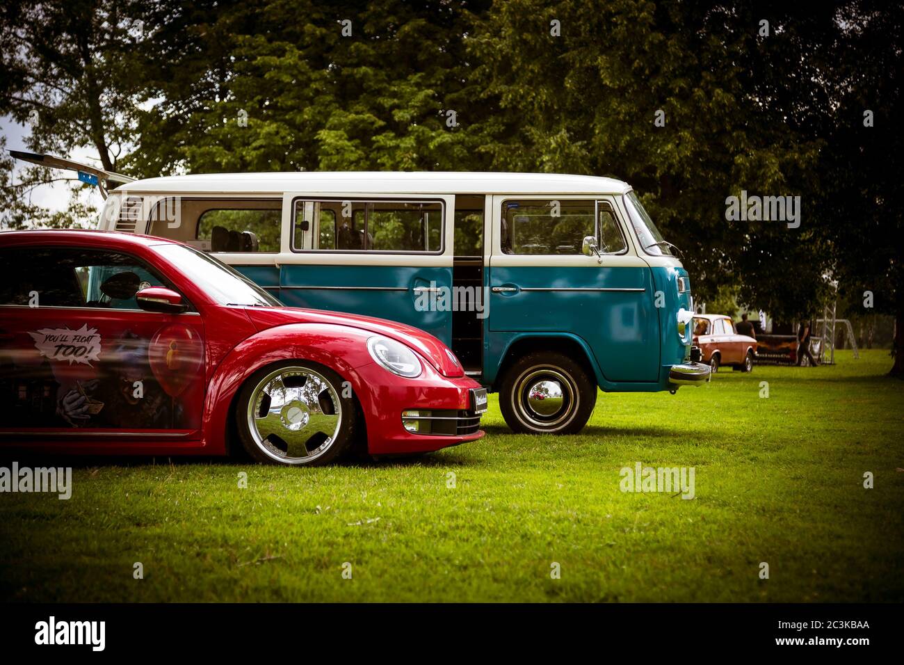 Mosca, Russia - 13 luglio 2019: Volkswagen T1 trasportatore e scarabeo. Due auto retrò restaurate sul lago. Foto Stock