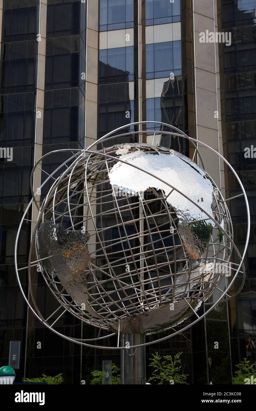 Globe by Brandell fuori dall'hotel internazionale Trump, Columbus Circle, Midtown Manhattan, New York City, Stati Uniti Foto Stock