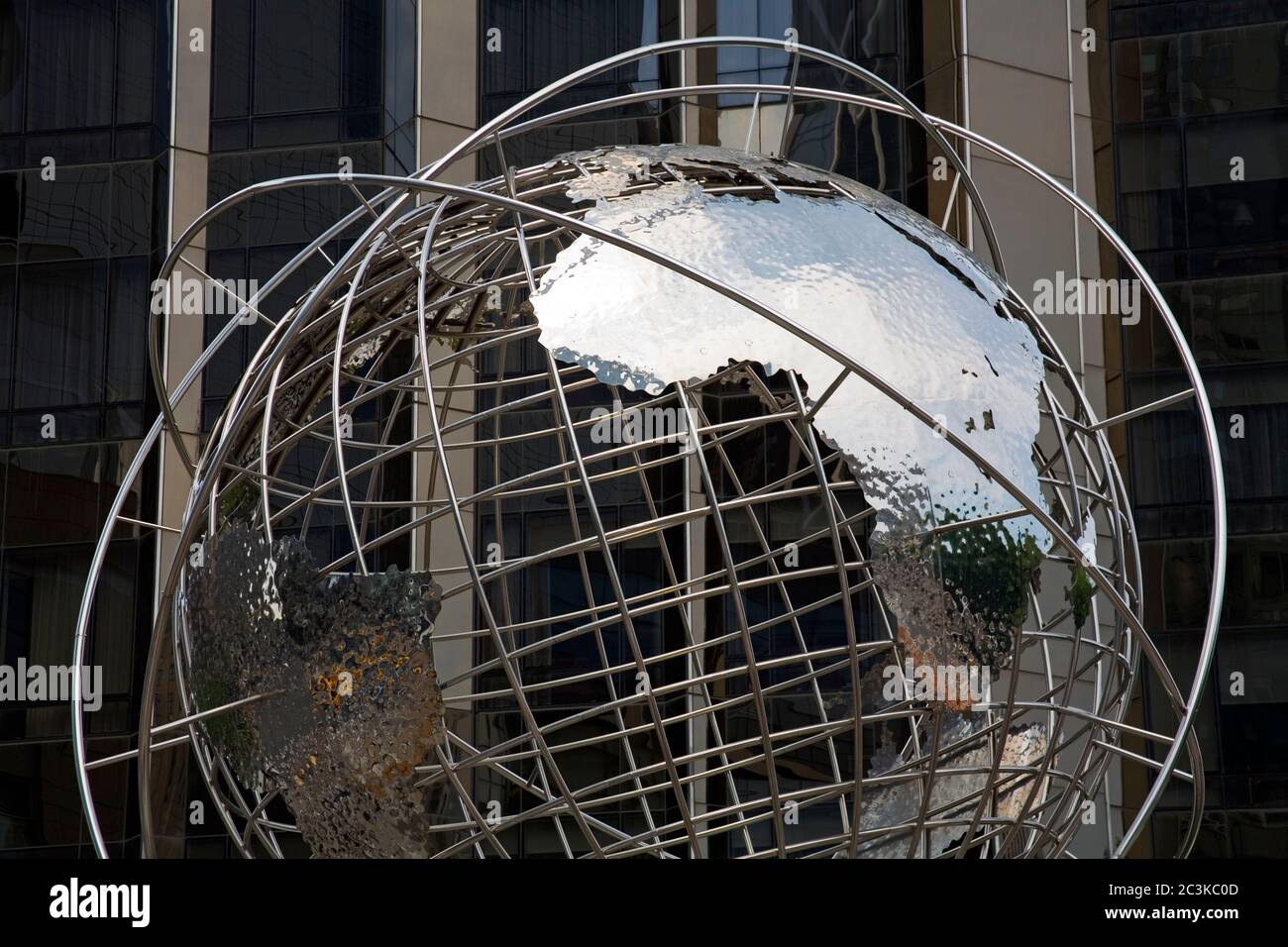 Globe by Brandell fuori dall'hotel internazionale Trump, Columbus Circle, Midtown Manhattan, New York City, Stati Uniti Foto Stock