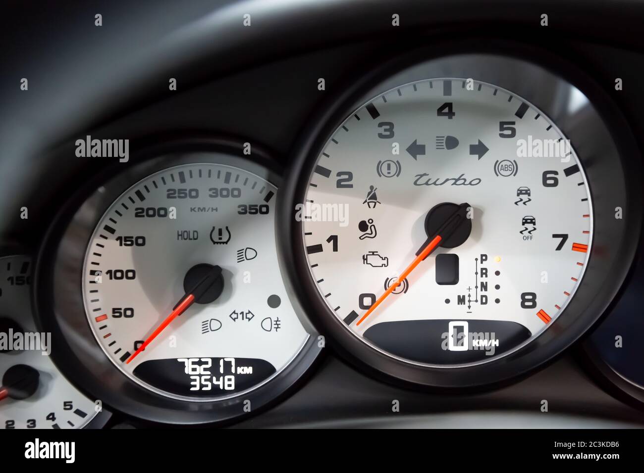 Mosca. Novembre 2018. Computer di bordo e cruscotto bianco Porsche Panamera Turbo. Contagiri, tachimetro, livello dell'olio. Frecce rosse sul cruscotto. Berlina tedesca di lusso Foto Stock
