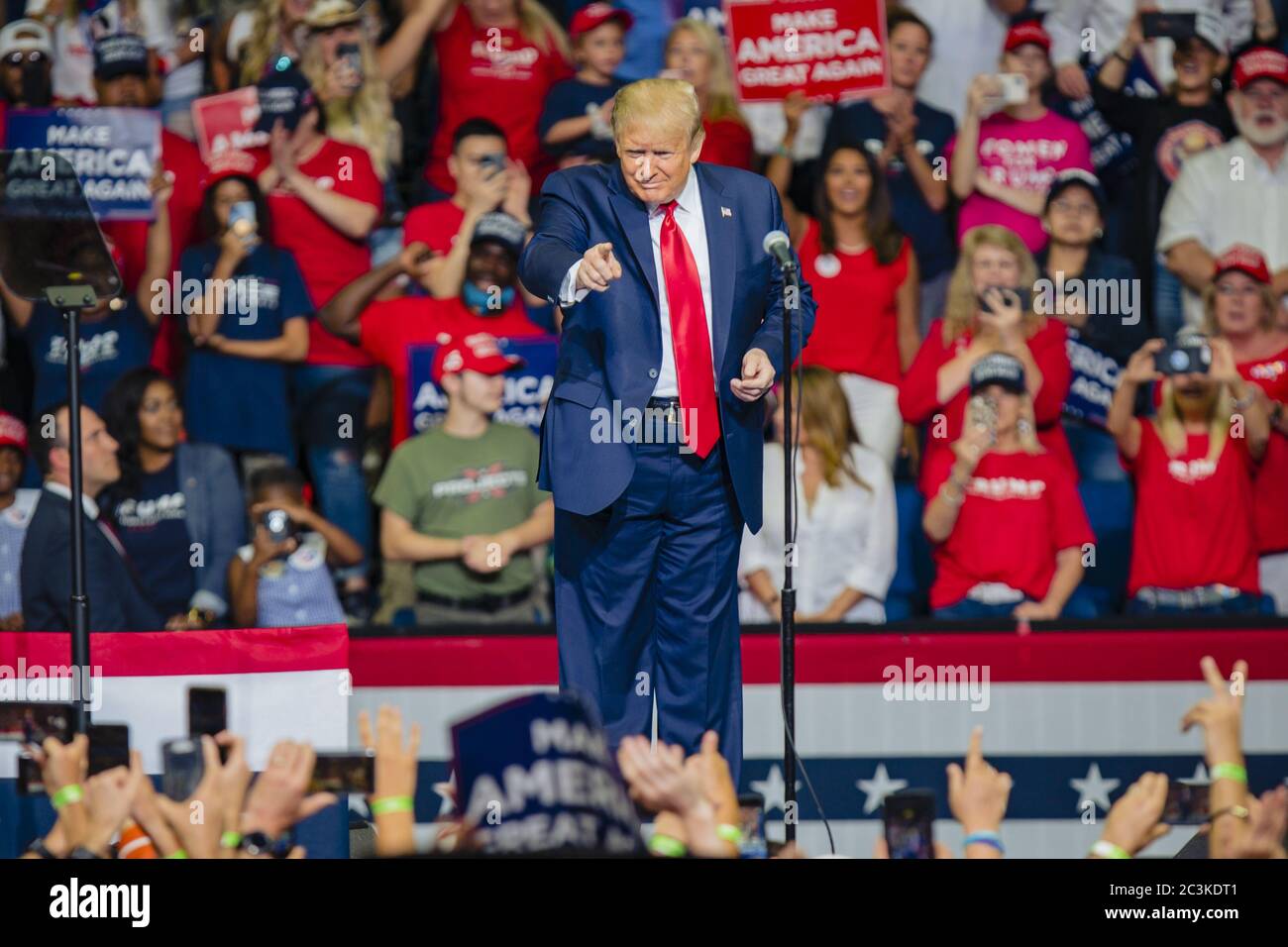 Tulsa, Stati Uniti. 20 Giugno 2020. Il presidente Donald Trump parla a un raduno della campagna elettorale presso il Bank of Oklahoma Center di Tulsa, Oklahoma, sabato 20 giugno 2020. Il raduno della campagna elettorale del presidente Donald Trump a Tulsa arriva con l’aumento dei casi di coronavirus in molti stati di tutto il paese. Photo by Kyle Rivas/UPI Credit: UPI/Alamy Live News Foto Stock