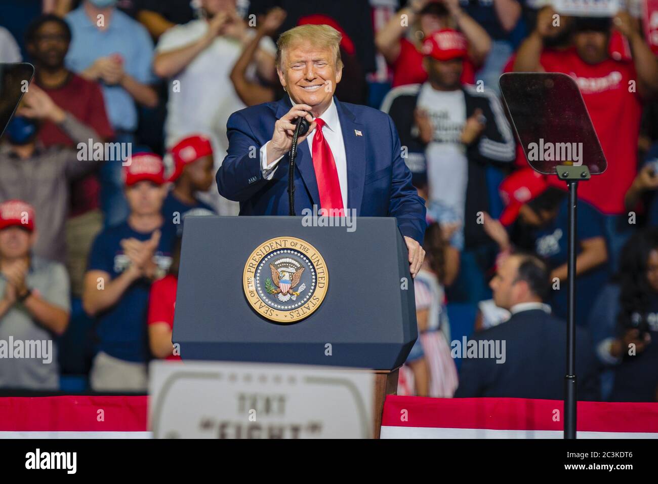 Tulsa, Stati Uniti. 20 Giugno 2020. Il presidente Donald Trump parla a un raduno della campagna elettorale presso il Bank of Oklahoma Center di Tulsa, Oklahoma, sabato 20 giugno 2020. Il raduno della campagna elettorale del presidente Donald Trump a Tulsa arriva con l’aumento dei casi di coronavirus in molti stati di tutto il paese. Photo by Kyle Rivas/UPI Credit: UPI/Alamy Live News Foto Stock