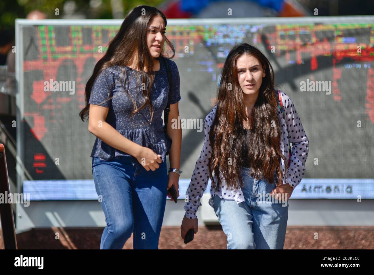 Armeno ragazze in Northern Avenue, Yerevan, Armenia Foto Stock