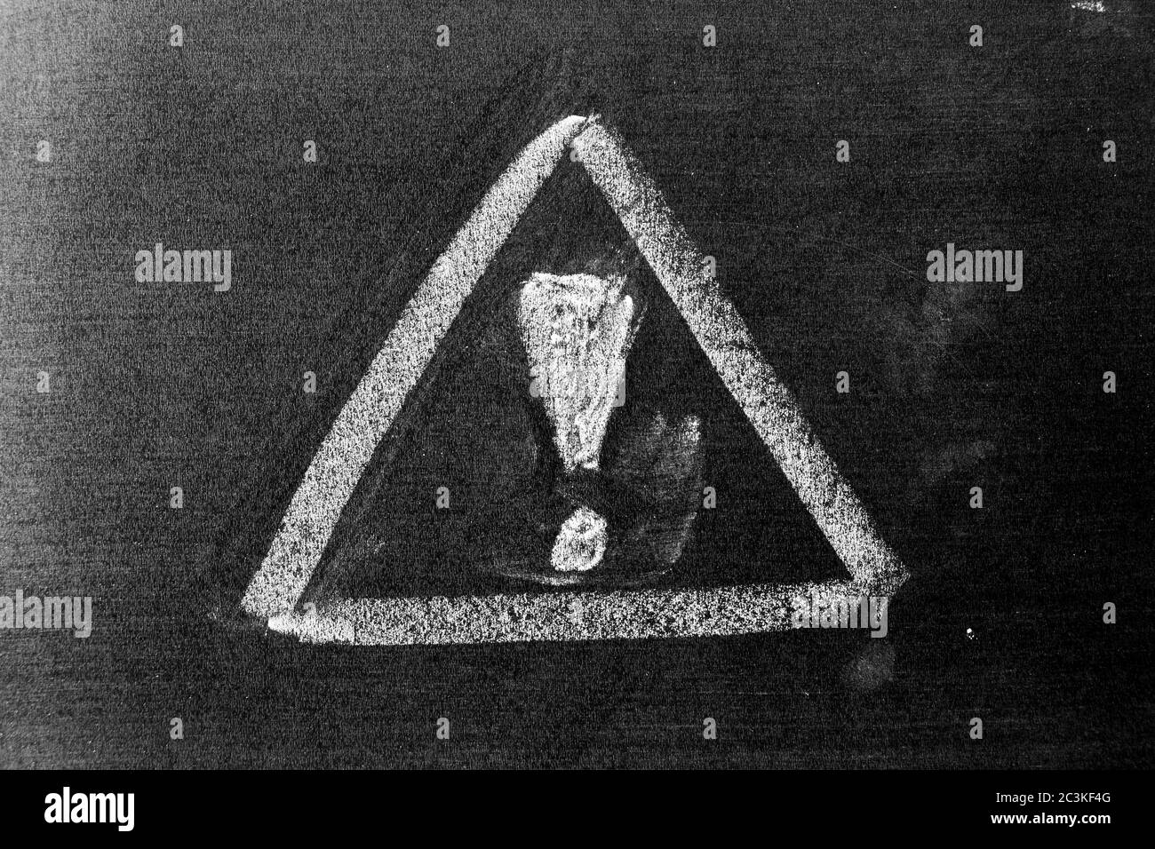 Disegno a mano in gesso di colore bianco in punto esclamativo con forma di segno triangolare su sfondo lavagna Foto Stock