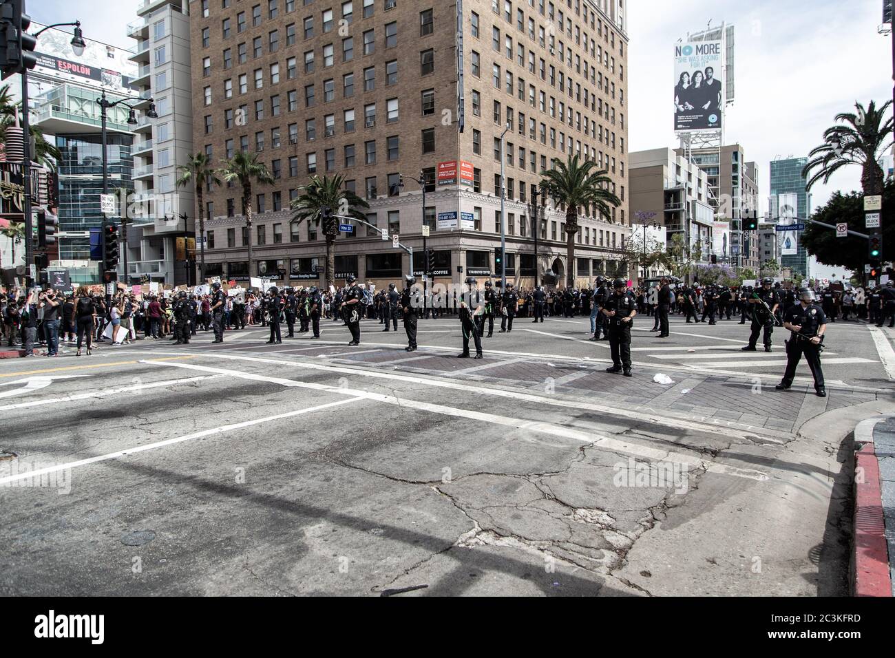 LAPD ha riot la polizia in formazione, scontrandosi con migliaia di manifestanti BLM in su Hollywood Boulevard, a Los Angeles, CA. 2020. Foto Stock