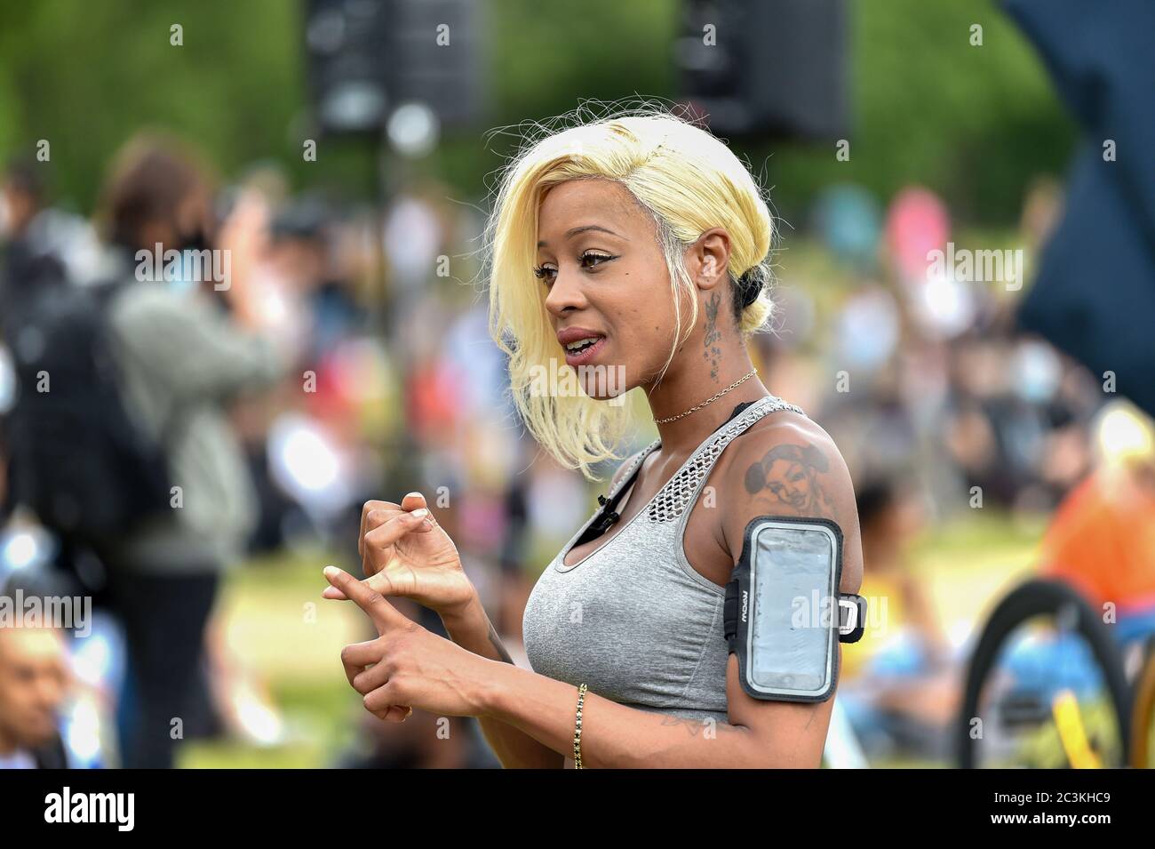 Londra, Regno Unito. 20 Giugno 2020. Attivista e fondatore di Black Lives Matter UK Imarn Ayton ad Hyde Park chiede un incontro con il primo ministro britannico Boris Johnson & Wants Munira Mirza dalla commissione per la disuguaglianza. Credit: SOPA Images Limited/Alamy Live News Foto Stock