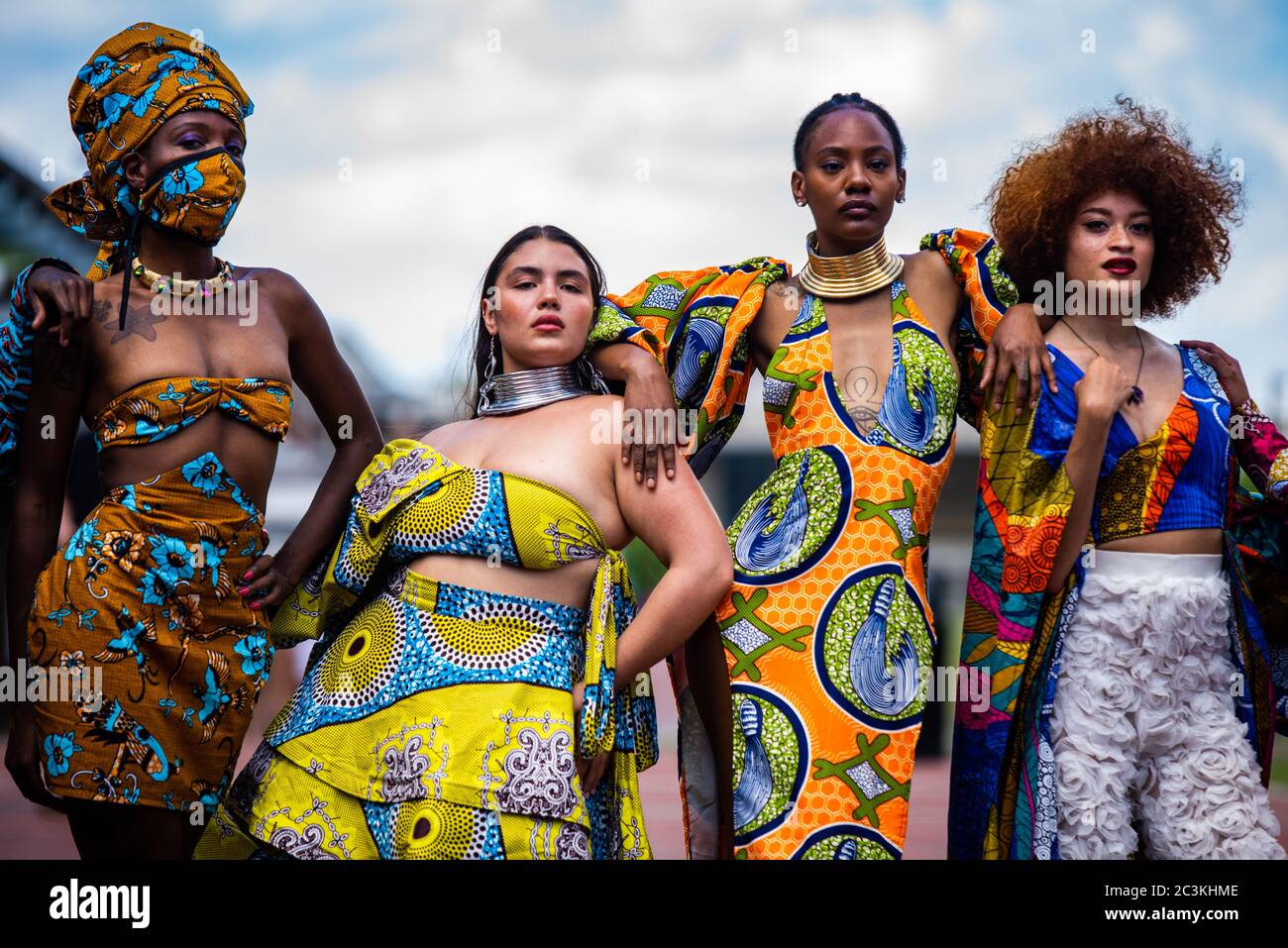 Philadelphia, Pennsylvania / USA. I designer di moda locali e internazionali hanno tenuto una sfilata di moda all'aperto come parte delle proteste in corso Black Lives Matter come un modo per mostrare il talento africano. Giugno 19 2020. Credito: Christopher Even Foto Stock