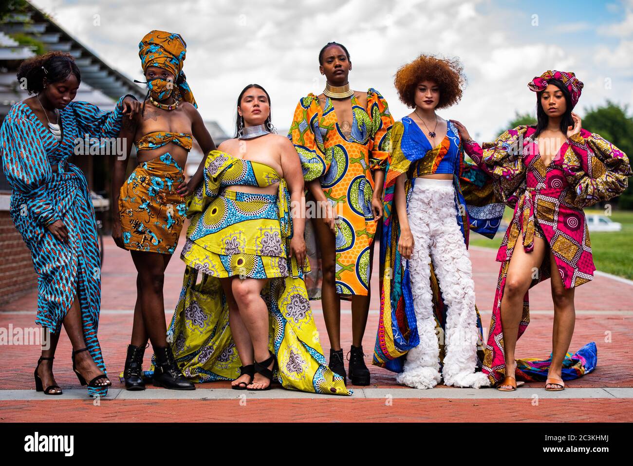 Philadelphia, Pennsylvania / USA. I designer di moda locali e internazionali hanno tenuto una sfilata di moda all'aperto come parte delle proteste in corso Black Lives Matter come un modo per mostrare il talento africano. Giugno 19 2020. Credito: Christopher Even Foto Stock