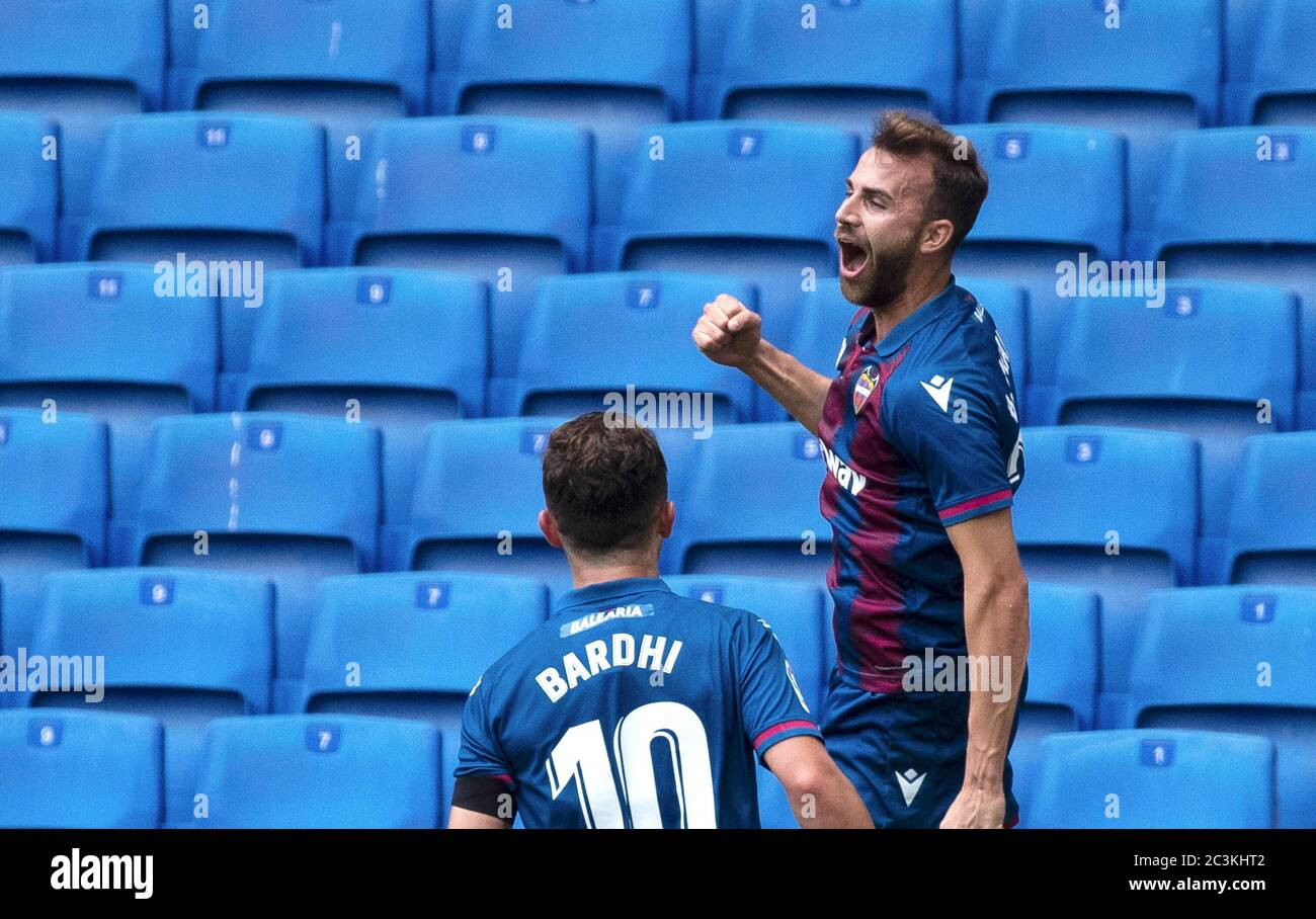 Barcellona, Spagna. 20 Giugno 2020. Borja Mayoral (R) di Levante festeggia con un compagno di squadra durante una partita di calcio in lega spagnola tra RCD Espanyol e Levante a Barcellona, Spagna, 20 giugno 2020. Credit: Joan Gosa/Xinhua/Alamy Live News Foto Stock