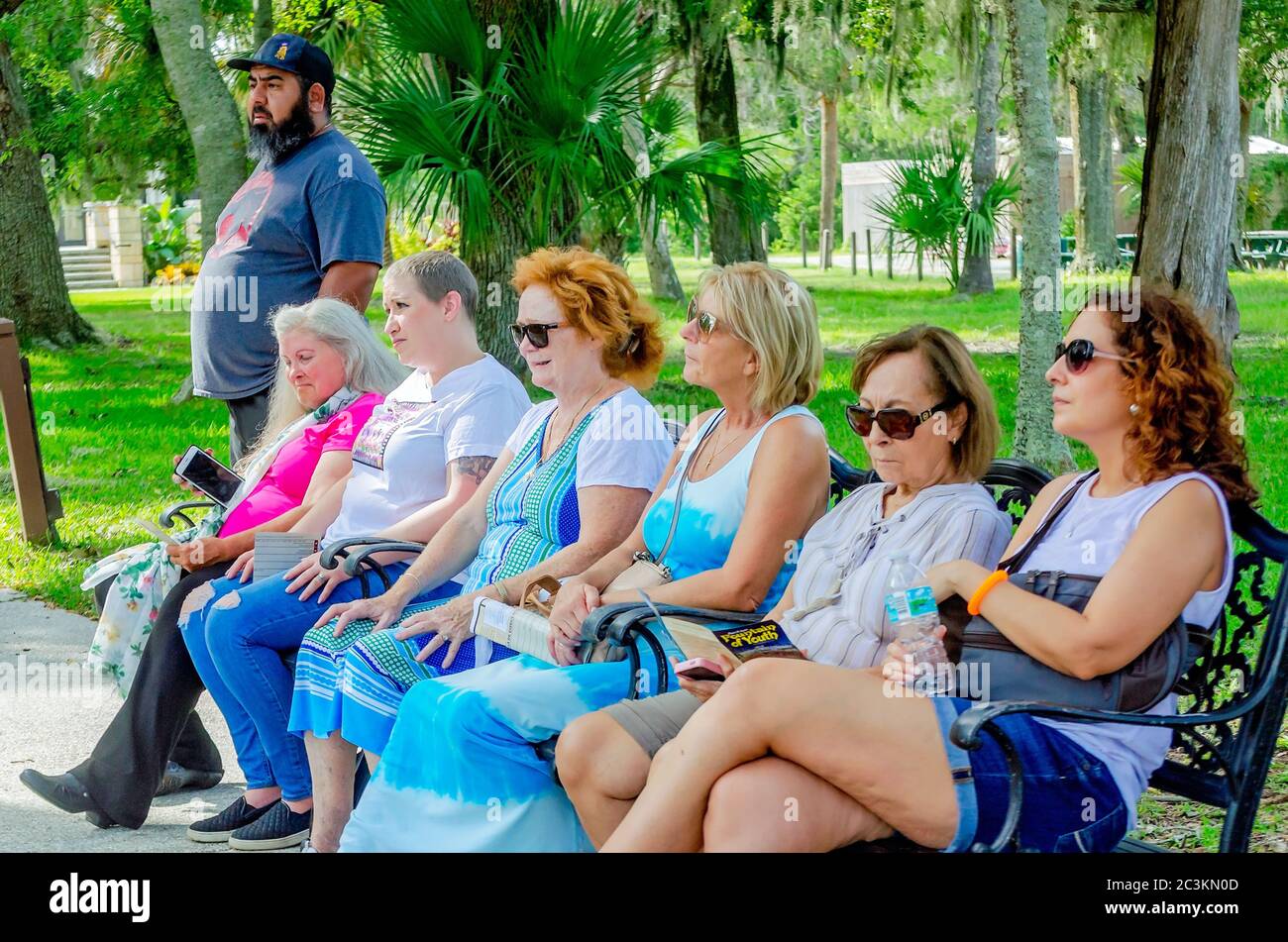 I turisti guardano una presentazione di storia al Parco Archeologico della Fontana della Gioventù di Ponce de Leon, 6 settembre 2019, a St. Augustine, Florida. Foto Stock