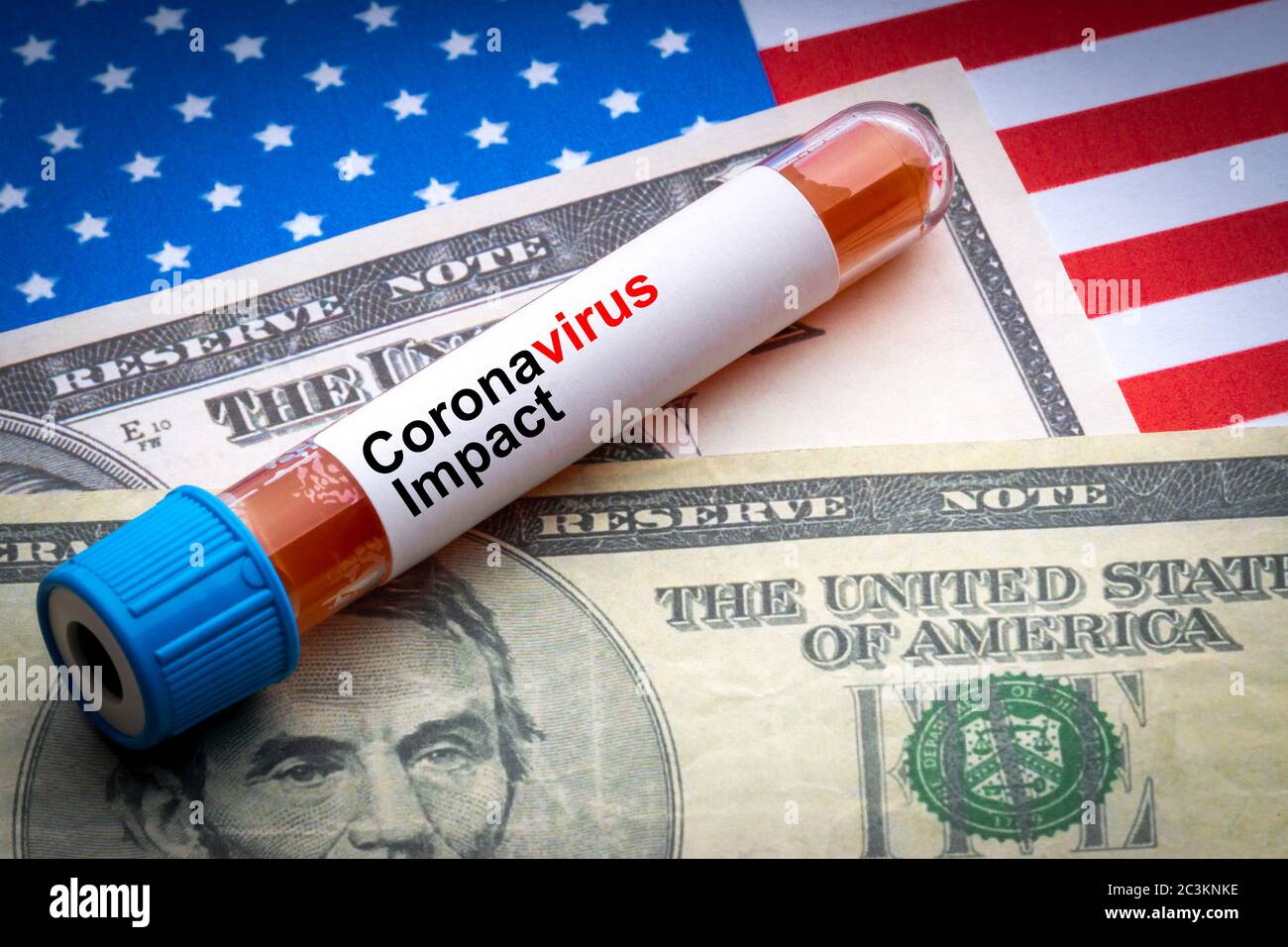 Testo IMPATTO CORONAVIRUS, US Dollar e provetta a vuoto per campioni di sangue su sfondo flag America. Covid-19 o concetto di Coronavirus Foto Stock