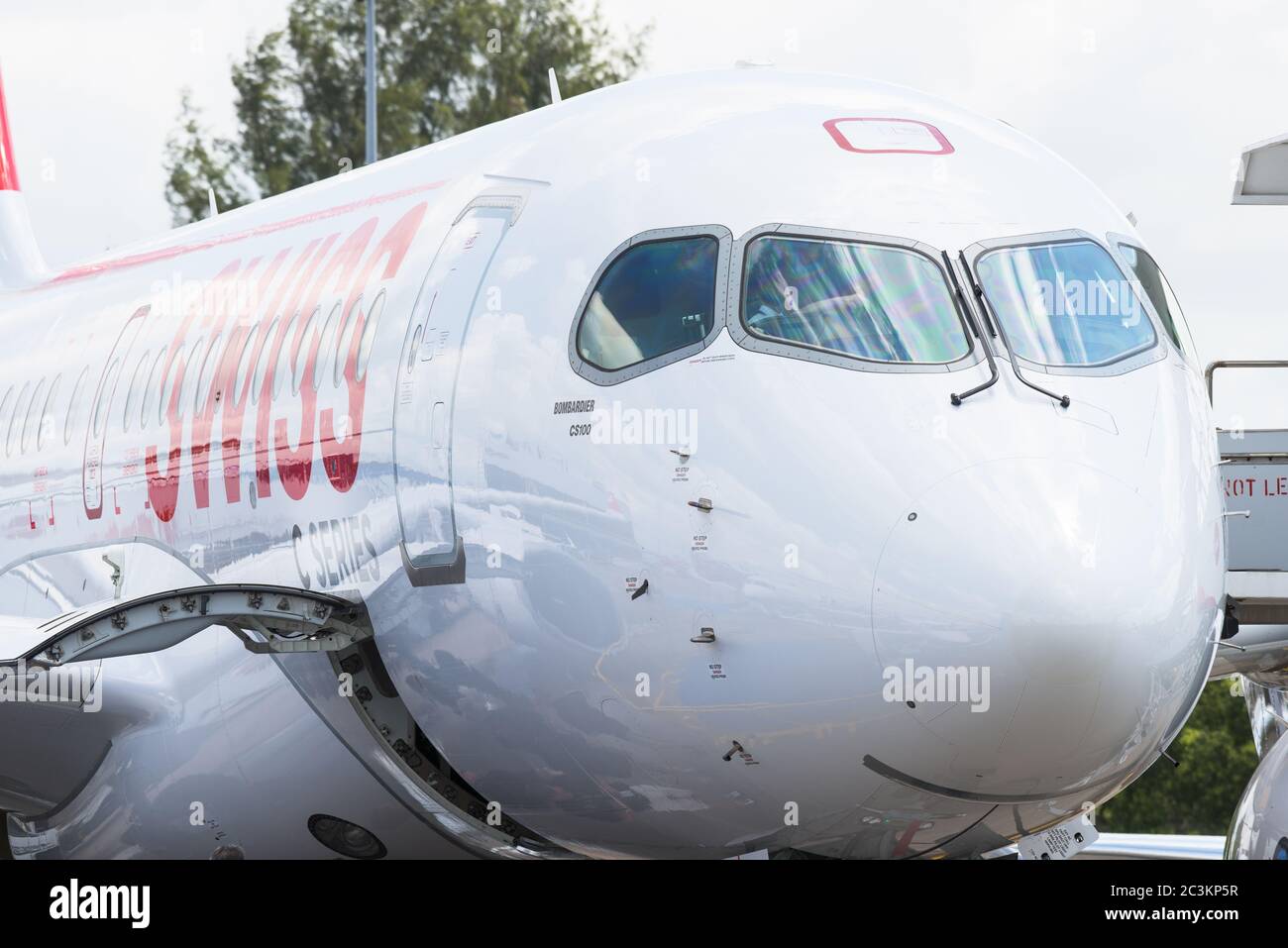 Singapore - 16 febbraio 2016: Parte anteriore di un aereo di linea di media portata Bombardier CS100 in livrea svizzera durante il Singapore Airshow al Changi Exhibition CE Foto Stock