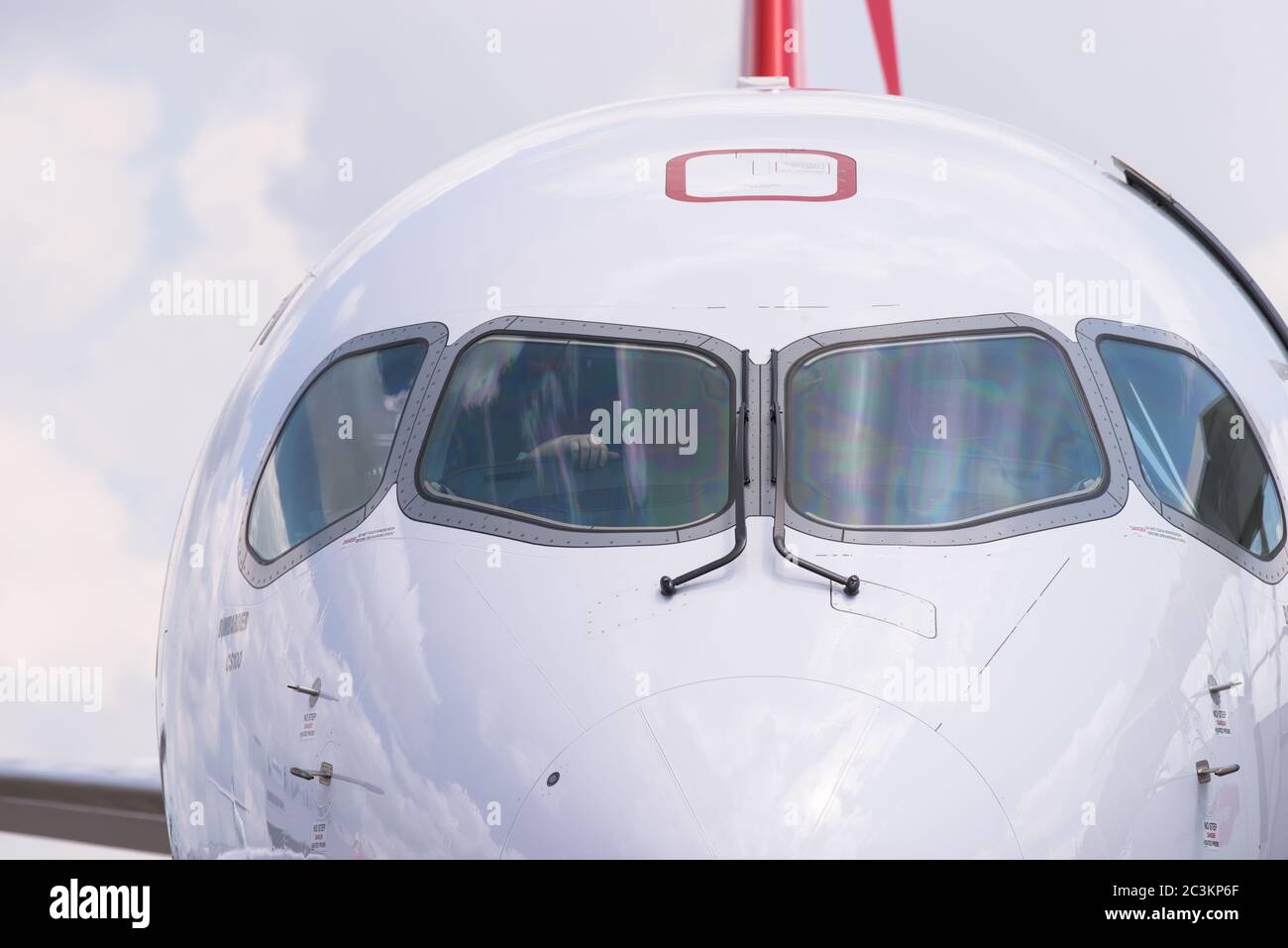 Singapore - 16 febbraio 2016: Dettaglio frontale di un aereo di linea di media portata Bombardier CS100 in livrea svizzera durante il Singapore Airshow alla Changi Exhibition Foto Stock