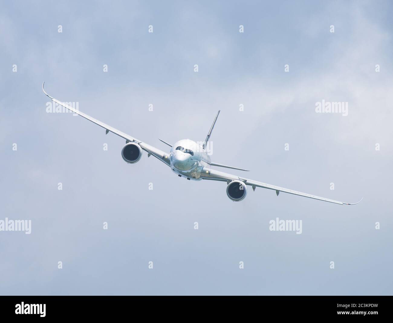 Singapore - 14 febbraio 2016: Vista frontale di Airbus A350 XWB durante lo spettacolo al Singapore Airshow al Changi Exhibition Centre di Singapore. Foto Stock