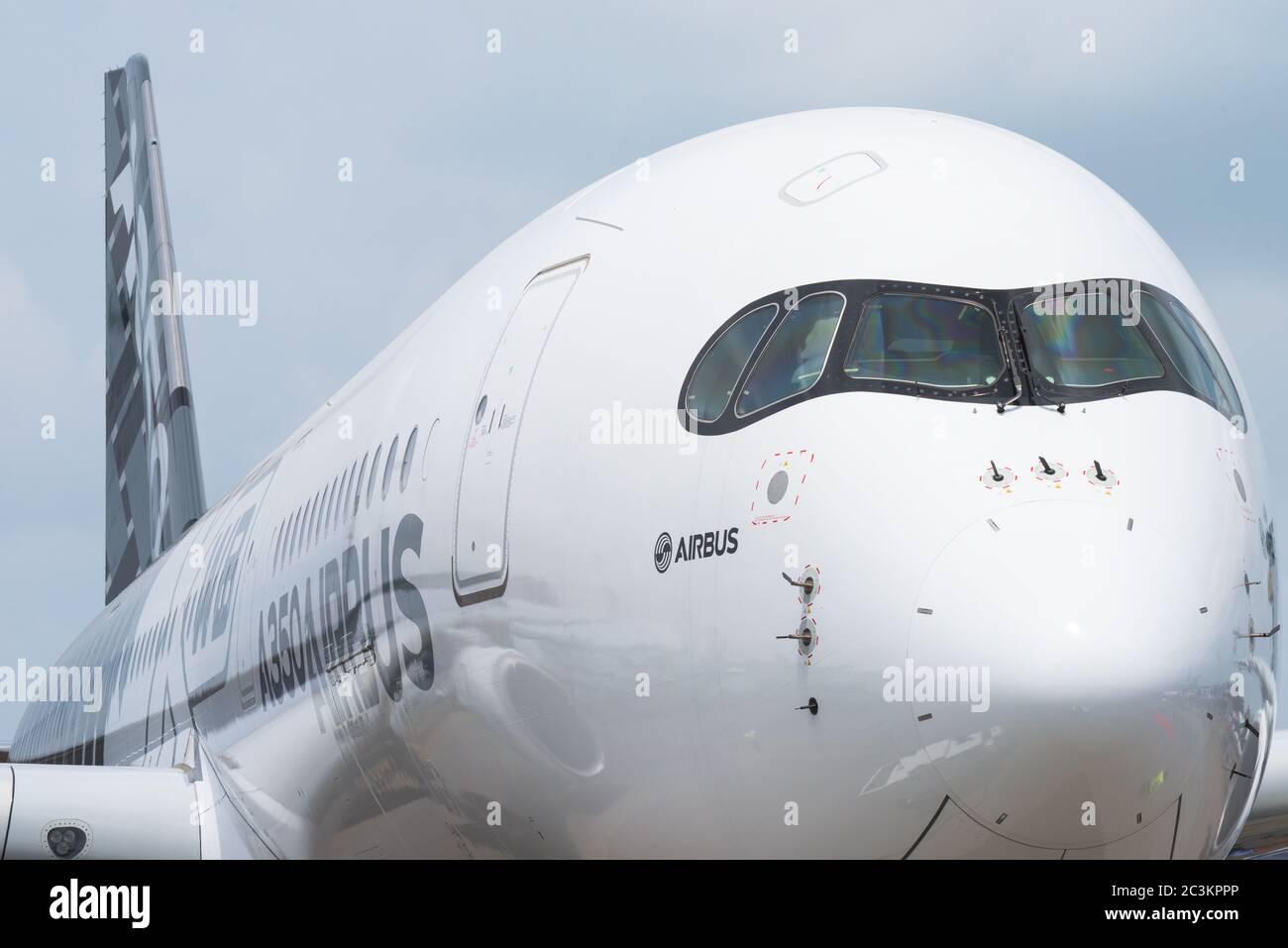 Singapore - 17 Febbraio 2016: Davanti ad un Airbus A350 XWB nella livrea della fabbrica Airbus durante il Singapore Airshow al Changi Exhibition Centre di Singapore. Foto Stock