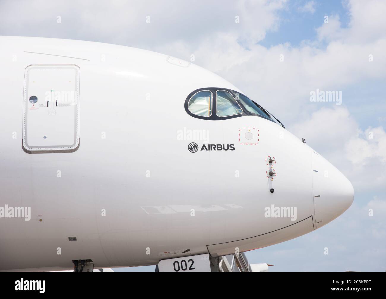 Singapore - 17 febbraio 2016: Sezione anteriore di un Airbus A350 XWB in livrea della fabbrica Airbus durante il Singapore Airshow al Changi Exhibition Centre di si Foto Stock