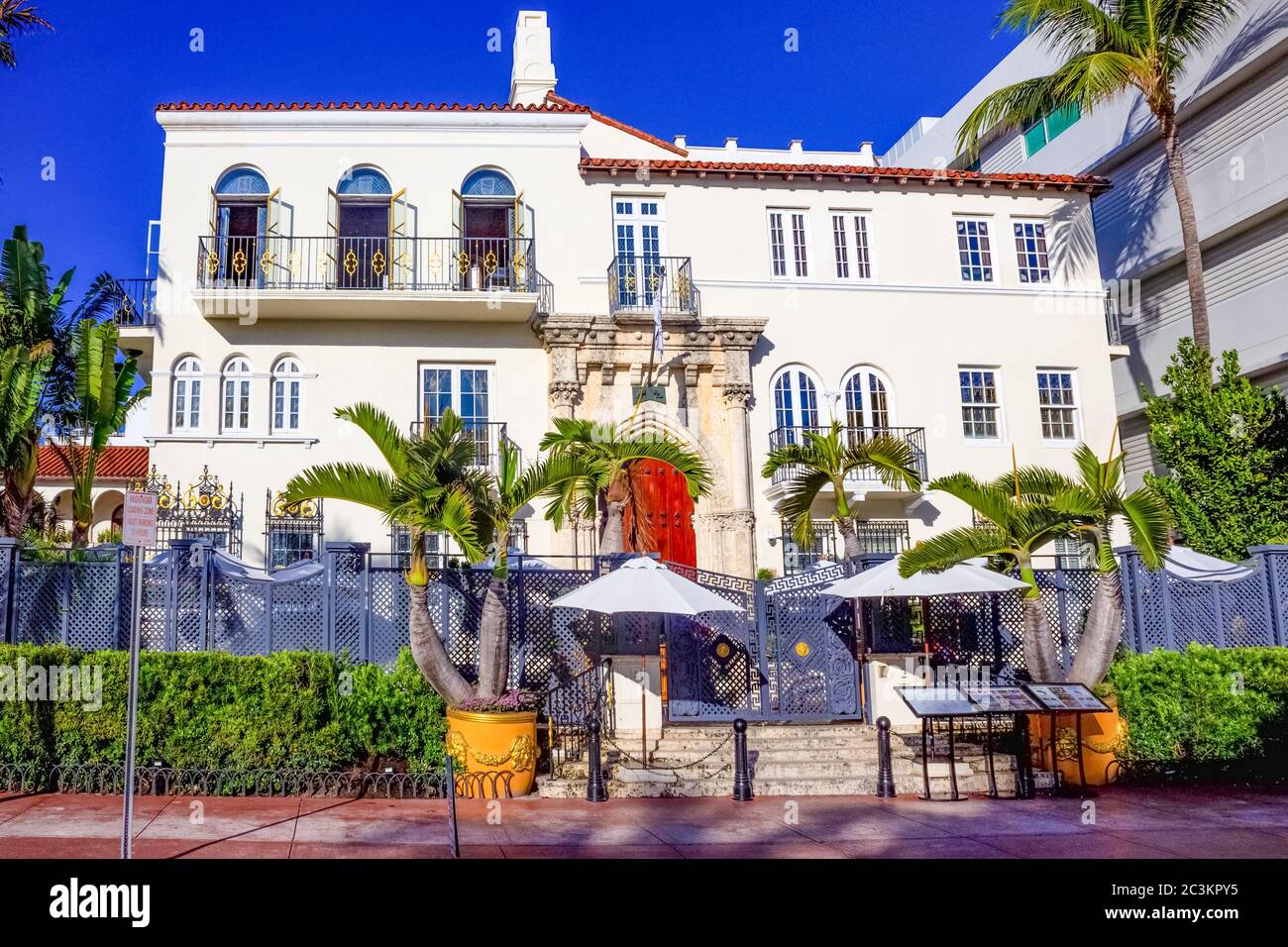 Miami, Stati Uniti d'America - 30 novembre 2019: La Villa, Casa Casuarina è una proprietà precedentemente posseduta dall'impresario di moda italiano Gianni Versace Foto Stock