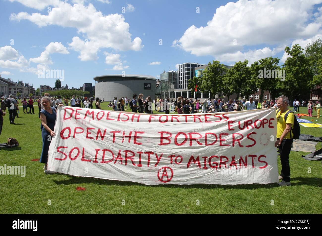 Attivisti e sostenitori proteste delle associazioni antirazziste, migranti e rifugiati durante la Giornata Mondiale dei rifugiati in mezzo ai pandemi di Coronavirus Foto Stock