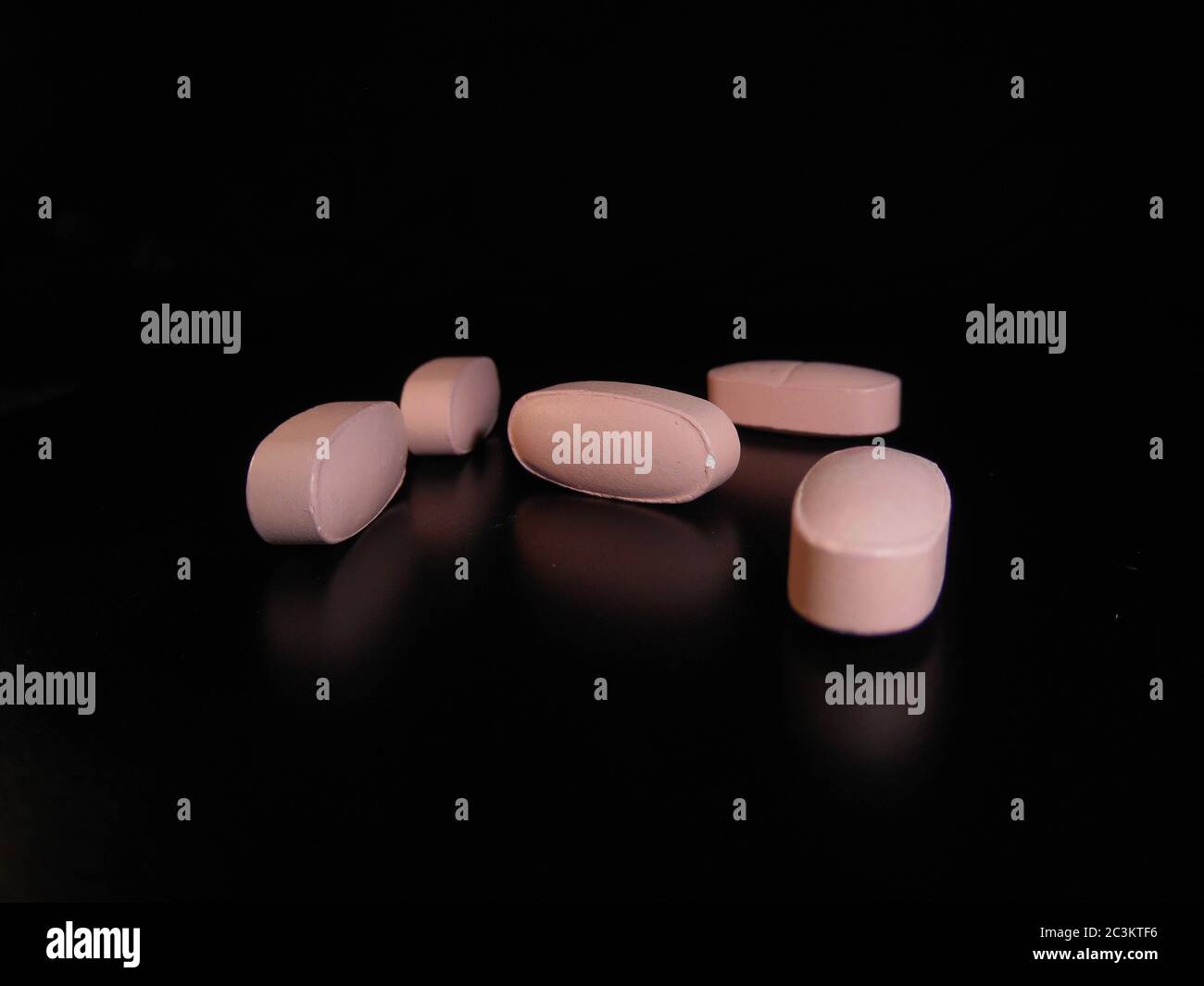 covid-19 pillole di recupero su sfondo nero. Foto Stock