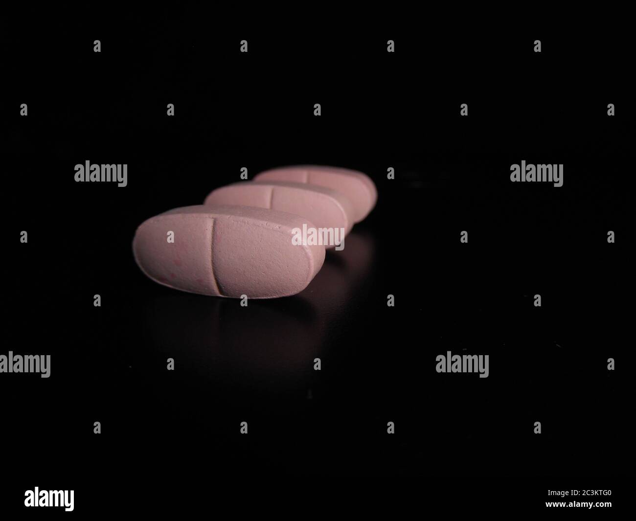 covid-19 pillole di recupero su sfondo nero. Foto Stock