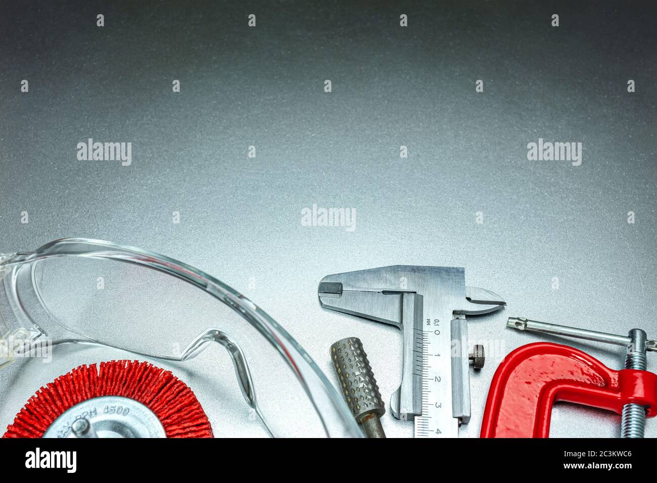 fondo grigio in metallo con diversi utensili manuali da lavoro. concetto di ristrutturazione domestica Foto Stock