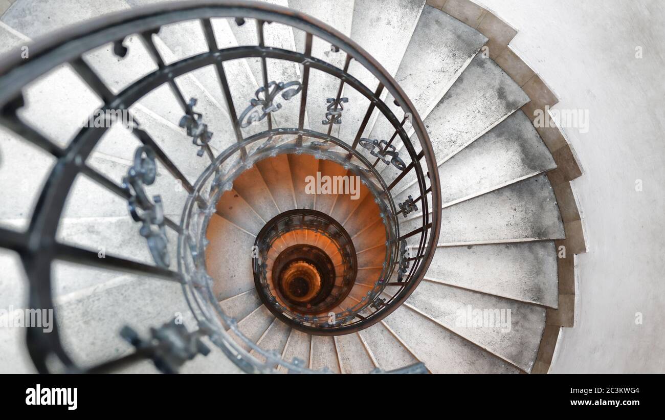 Scala a chiocciola in una vecchia casa. Spirale Fibonacci Foto Stock