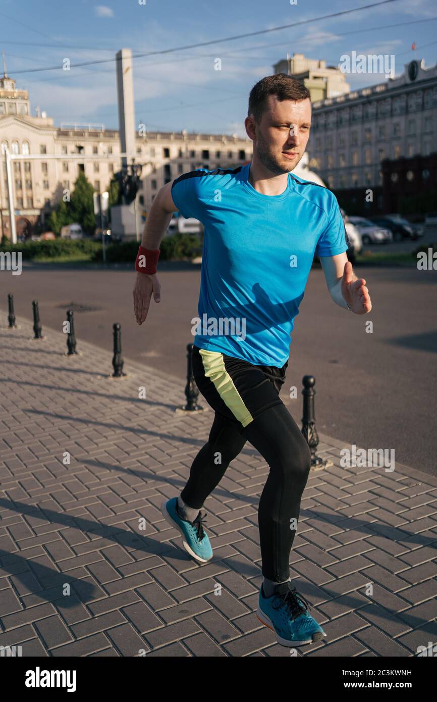 Uomo che corre in città. Allenamento fitness, concetto di stile di vita sportivo. Foto Stock