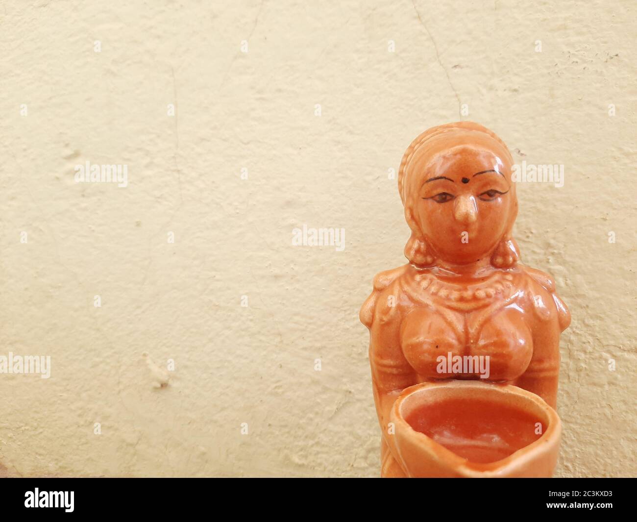 Un vecchio articolo indiano conosciuto come lakshmi devi, sullo sfondo come muro. Foto Stock