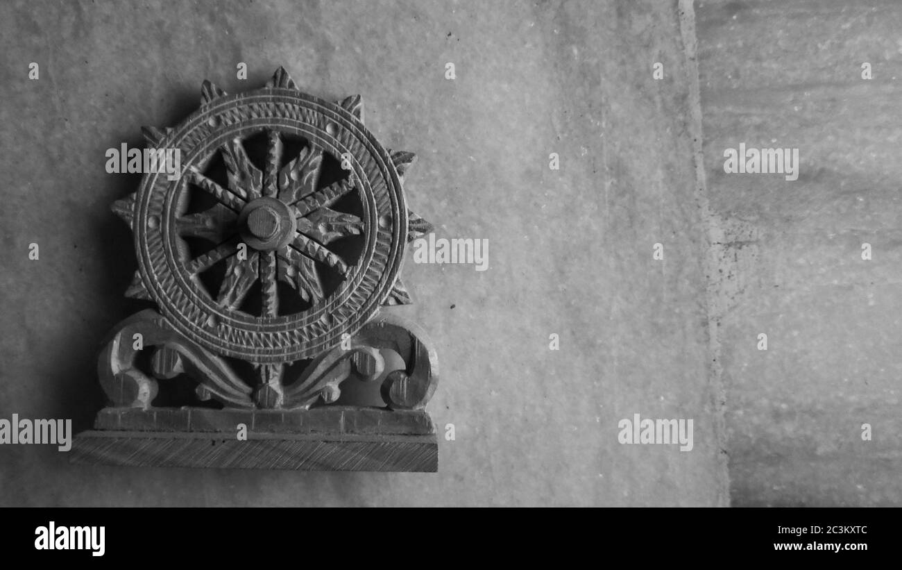 Un vecchio articolo conosciuto come ashoka chakra, sullo sfondo come ardesia di marmo. Foto Stock