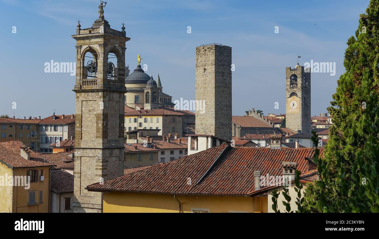 Panorama della vecchia Bergamo, Italia. Bergamo, detta anche la Città dei Mille, è una città della Lombardia, a circa 40 km Foto Stock