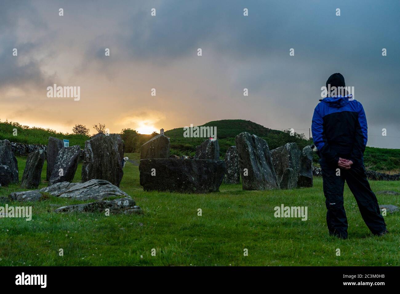 Glandore, West Cork, Irlanda. 21 Giugno 2020. Il sole sorge sul cerchio di pietre di Drombeg, segnando l'inizio del solstizio estivo, il giorno più lungo dell'anno. Il cerchio di pietre di Drombeg, conosciuto anche come altare dei Druidi, è un cerchio di pietre megalitiche. Credit: Notizie dal vivo di AG/Alamy Foto Stock
