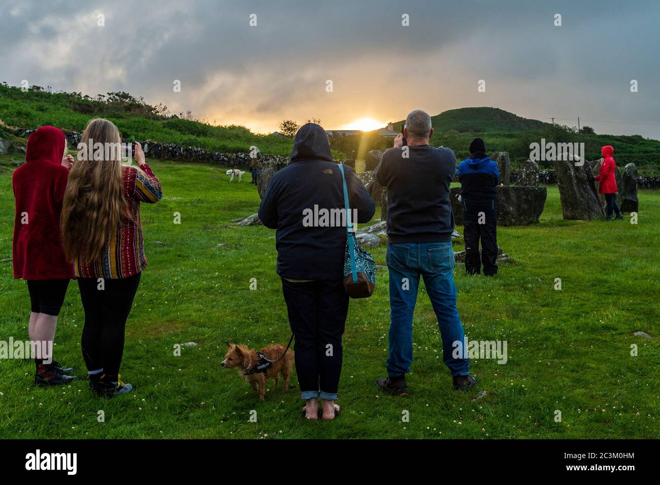 Glandore, West Cork, Irlanda. 21 Giugno 2020. Il sole sorge sul cerchio di pietre di Drombeg, segnando l'inizio del solstizio estivo, il giorno più lungo dell'anno. Il cerchio di pietre di Drombeg, conosciuto anche come altare dei Druidi, è un cerchio di pietre megalitiche. Credit: Notizie dal vivo di AG/Alamy Foto Stock