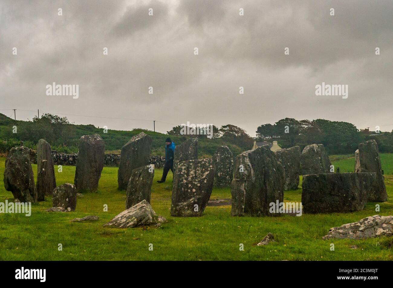 Glandore, West Cork, Irlanda. 21 Giugno 2020. Il sole sorge dietro la copertura nuvolosa sopra il cerchio di pietra di Drombeg che segna l'inizio del solstizio estivo, il giorno più lungo dell'anno. Il cerchio di pietre di Drombeg, conosciuto anche come altare dei Druidi, è un cerchio di pietre megalitiche. Credit: Notizie dal vivo di AG/Alamy Foto Stock