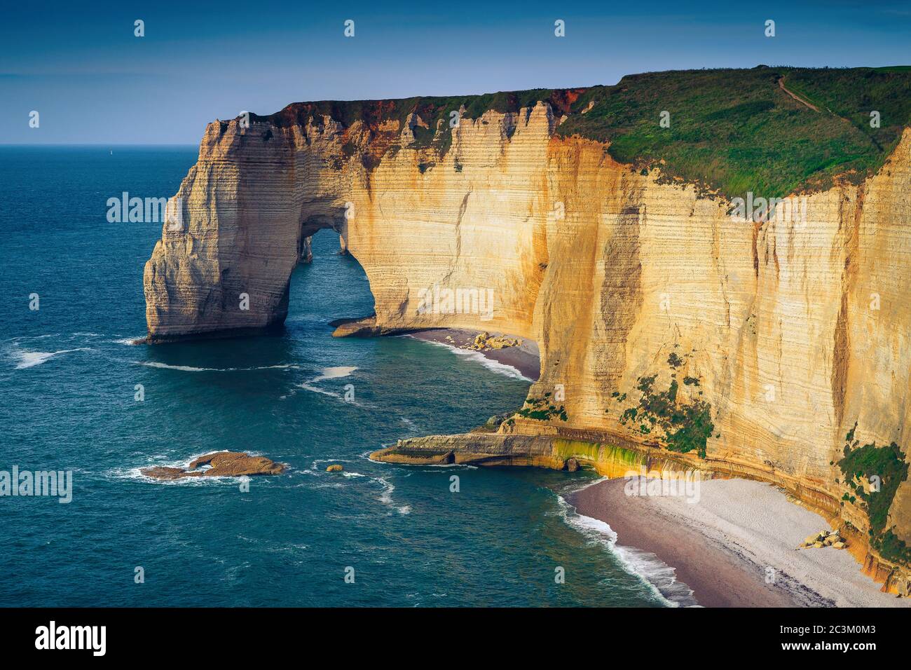 Splendido paesaggio della costa atlantica. Spiagge incredibili con belle spiagge e alte scogliere, Etretat, Normandia, Francia, Europa Foto Stock