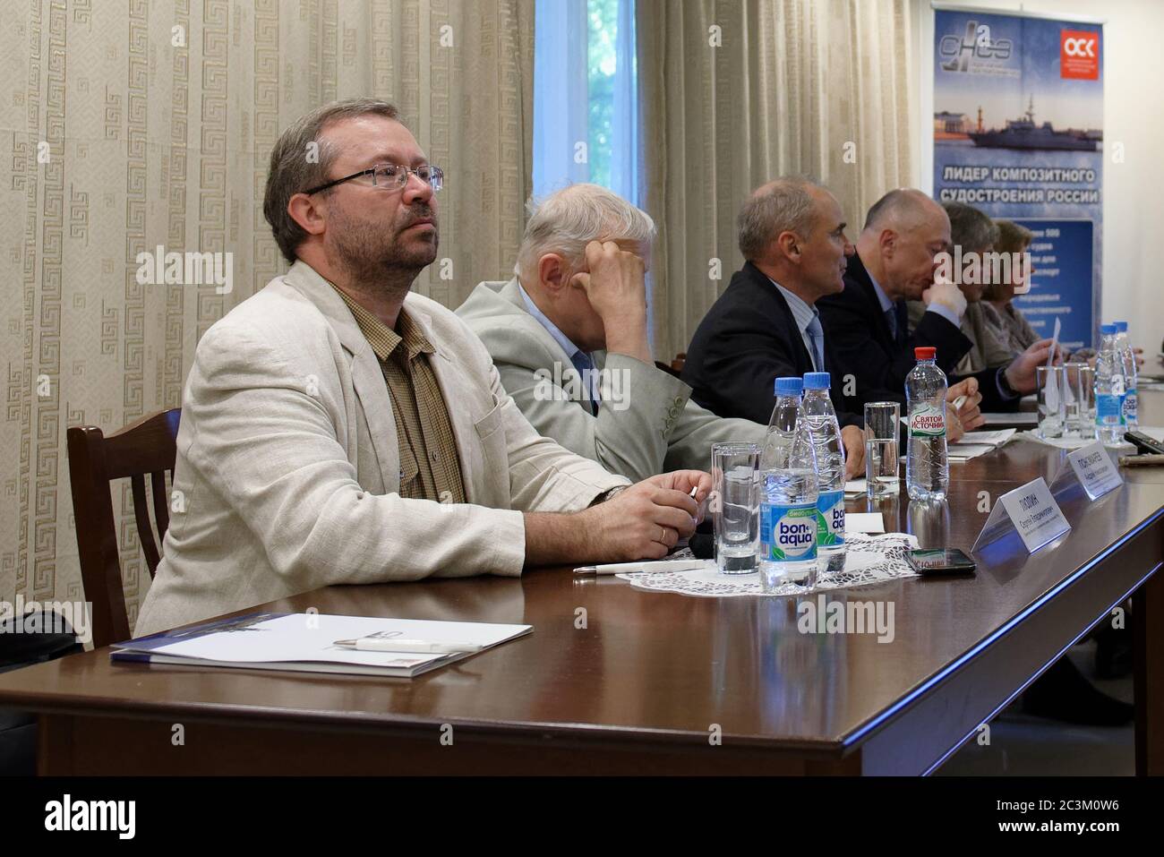 San Pietroburgo, Russia - 24 maggio 2016: Sergey Lyulin (sinistra), Direttore dell'Istituto dei composti macromolecolari, Accademia Russa delle Scienze, alla tavola rotonda dedicata al cluster composito di San Pietroburgo presso il cantiere navale di Sredne-Nevsky Foto Stock