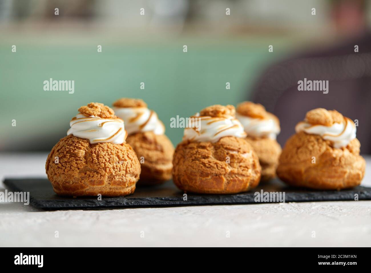 Gustosi cupcake dolci sul vassoio nero Foto Stock