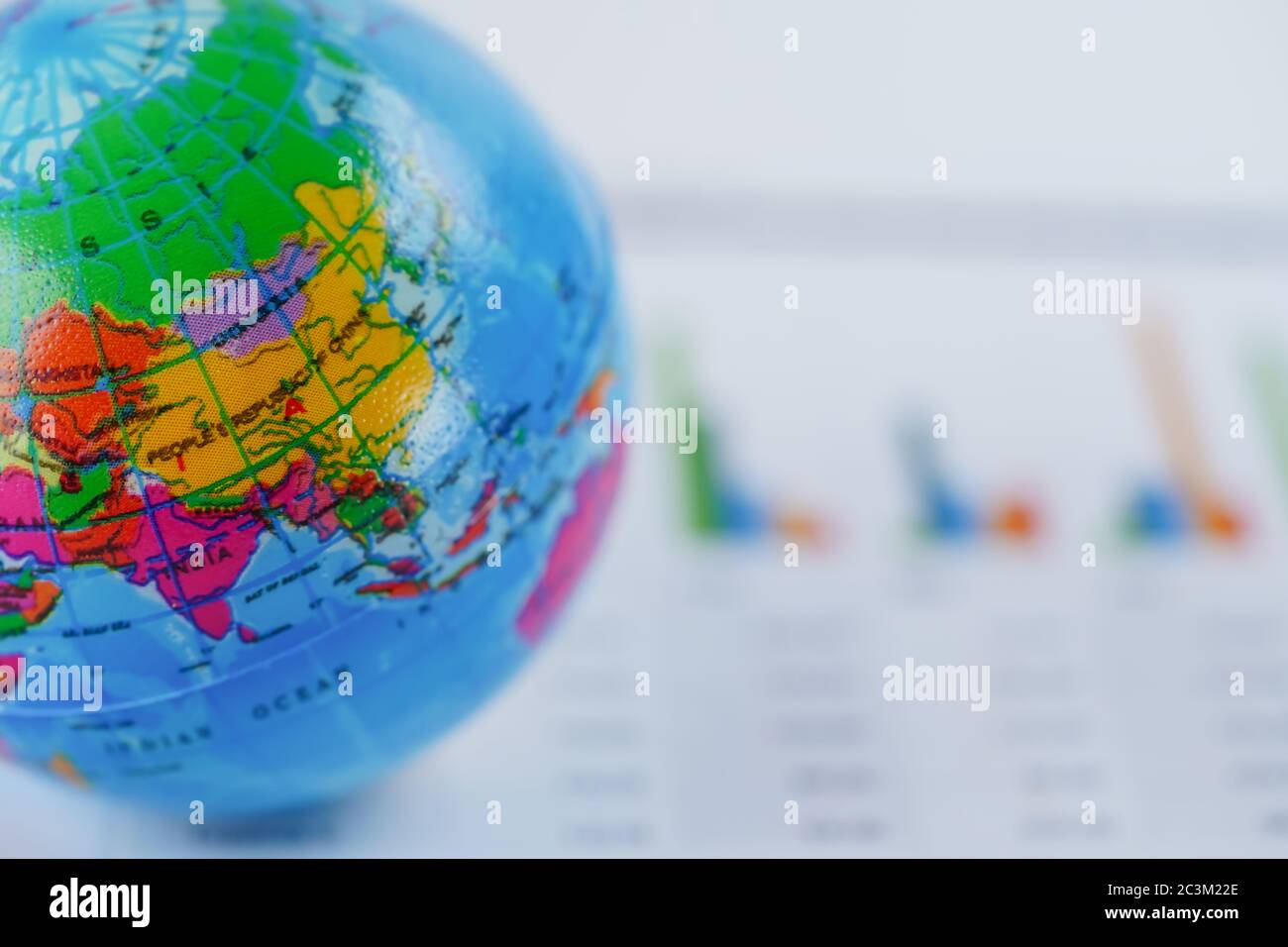 Bangkok, Thailandia - 18 Febbraio 2019 : Mappa del mondo del globo asiatico su carta grafica. Finanza, conto, Statistiche, investimenti, dati di ricerca analitica ec Foto Stock